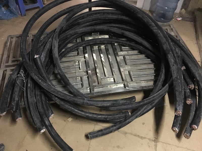 废旧电缆线被液压剪剪成小段以方便加工